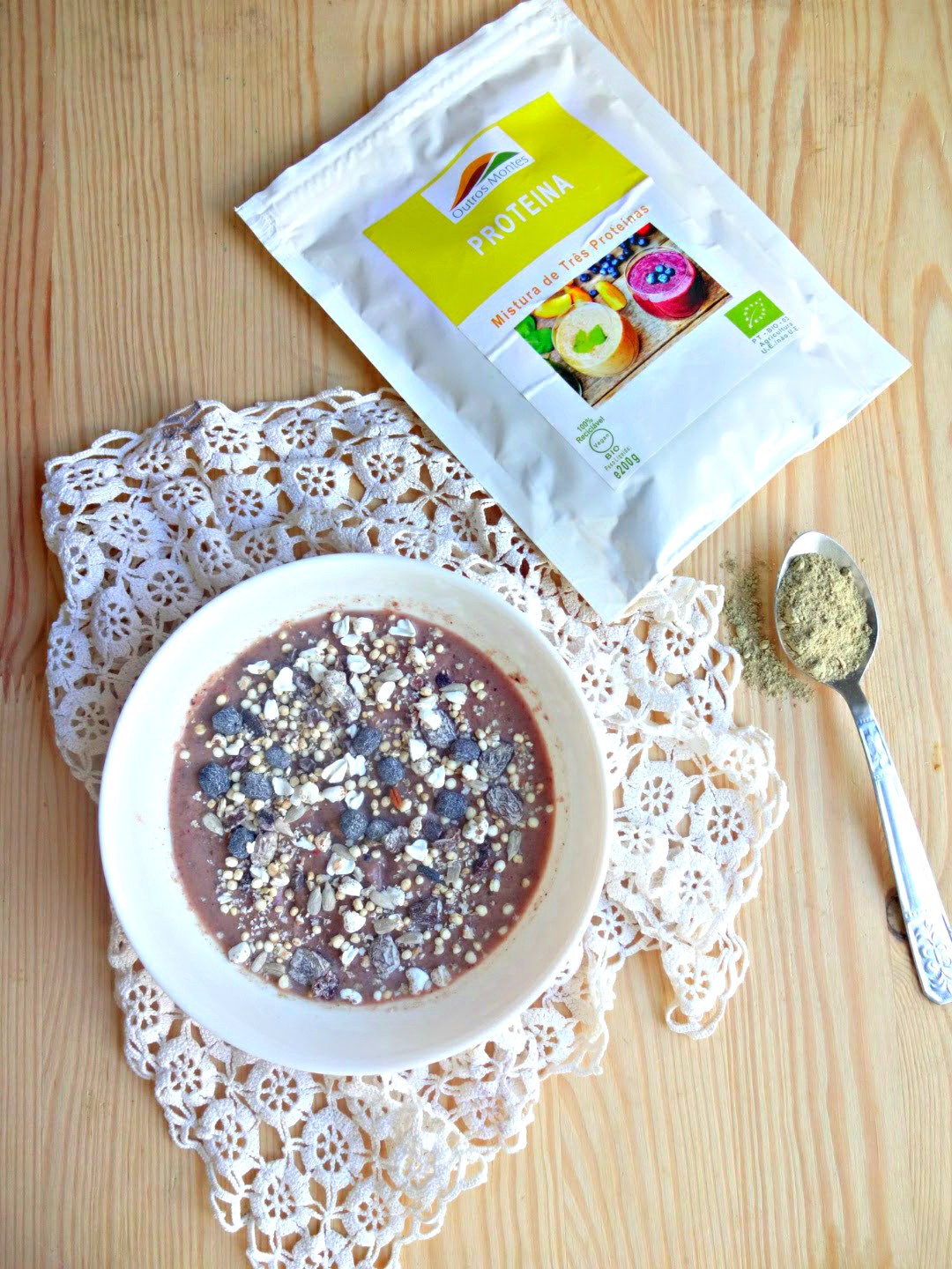 Tigela de iogurte, banana, Aronia e Mistura de Três Proteínas Outros Montes