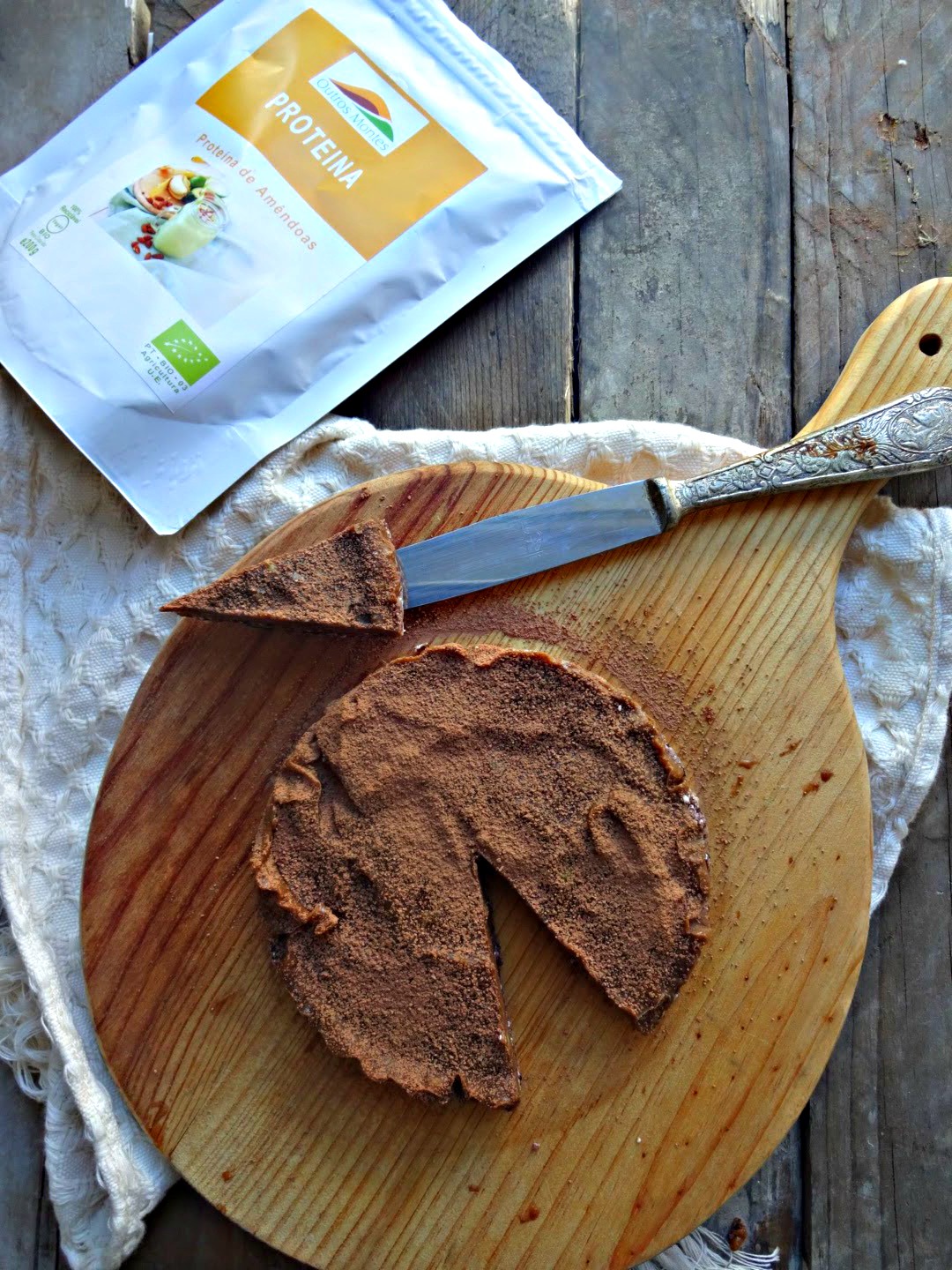 Tarte de abacate e cacau cru em pó em base de Proteína de Amêndoa e Cereais Cacau e Aronia Outros Montes