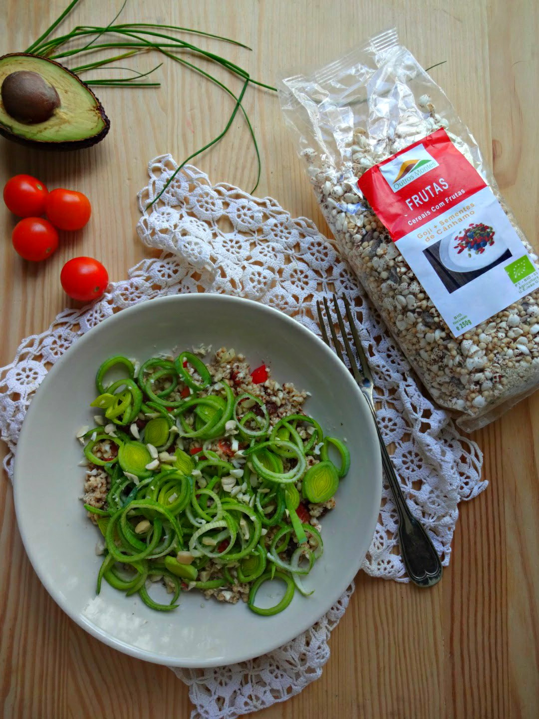 Salada de abacate, alho-francês e tomate cherry com Cereais Goji e Cânhamo Outros Montes