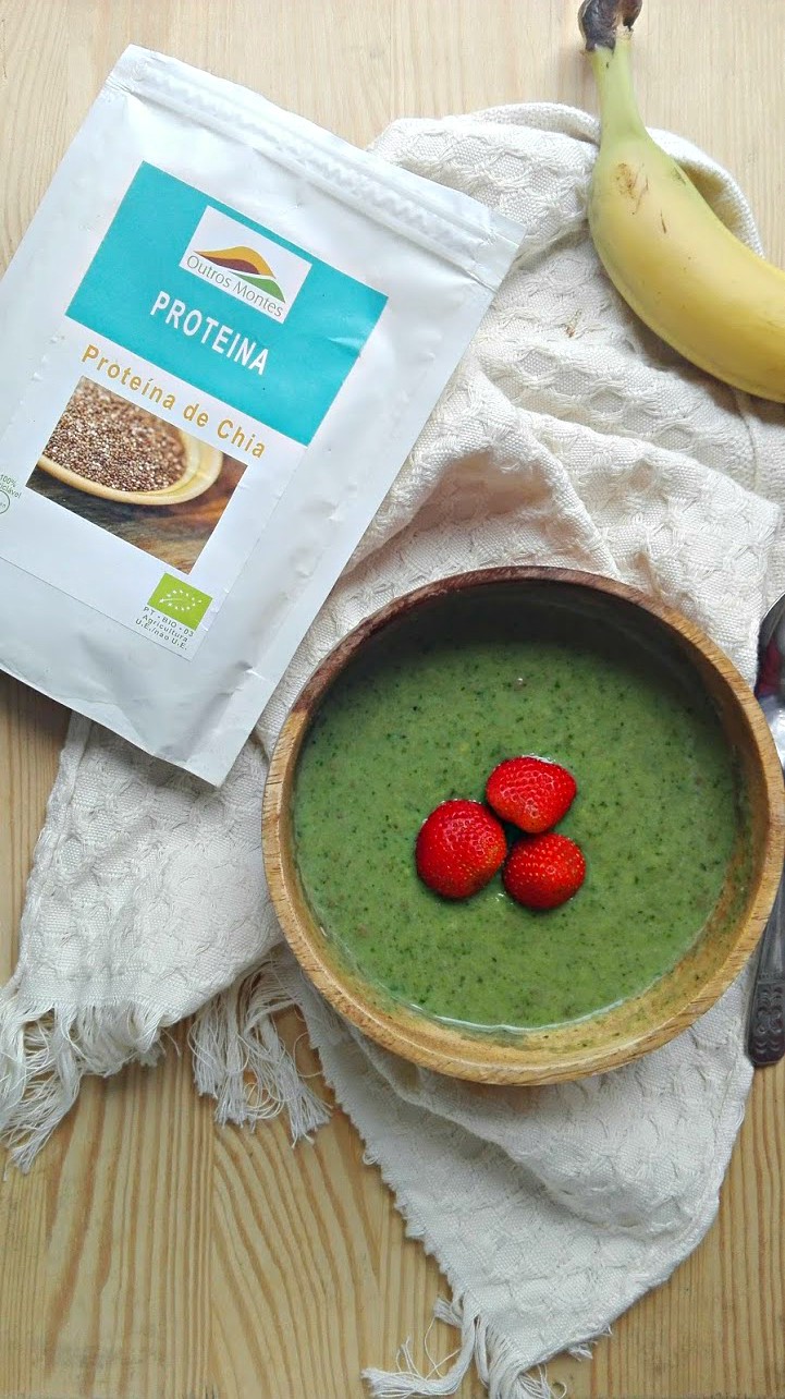 Smoothie em tigela de banana, espinafres e Proteína de Chia Outros Montes