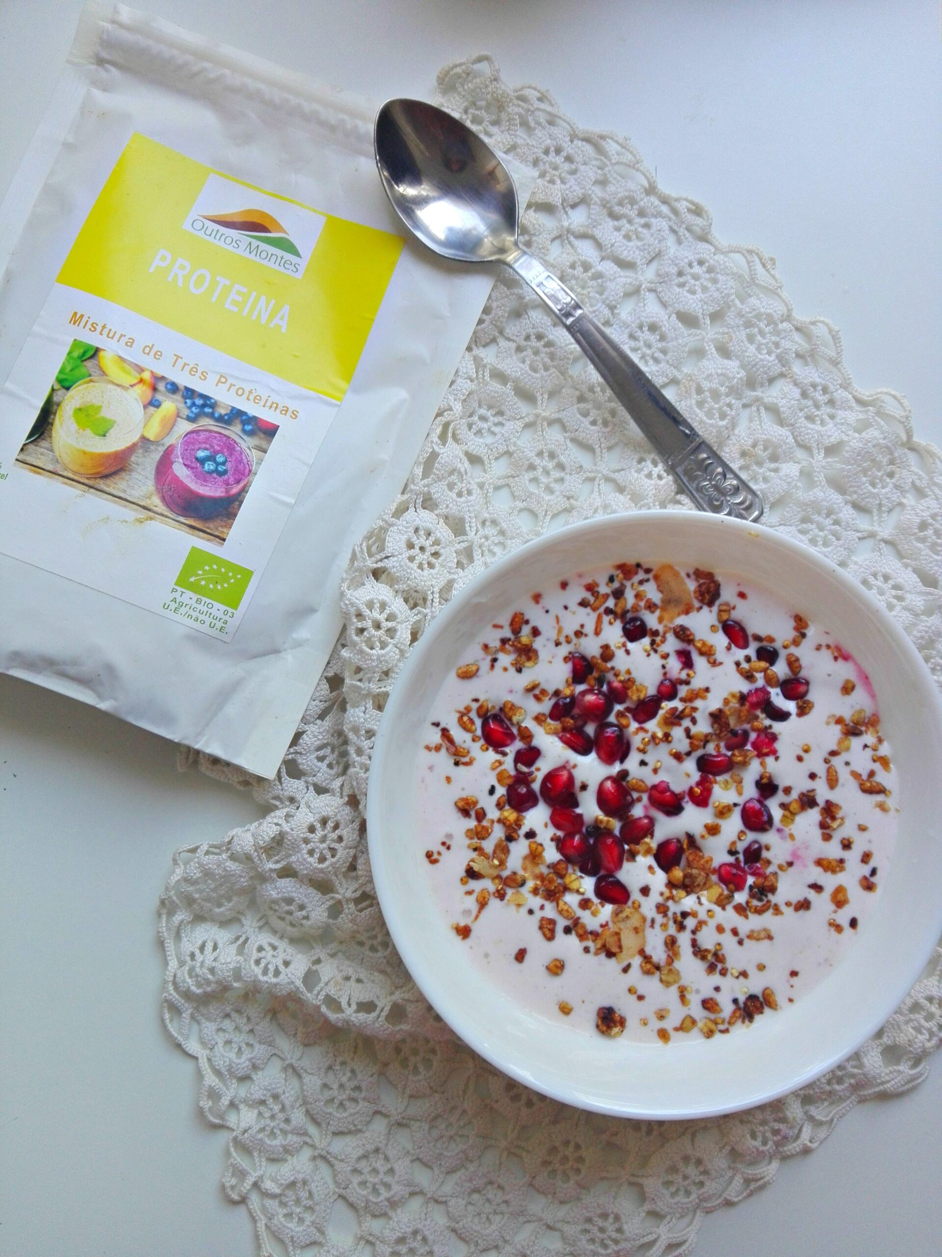 Smoothie em tigela de morangos, banana e Mistura de Três Proteínas Outros Montes